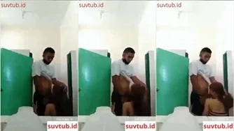 Sejoli Sange Nyepong Di Wc Umum